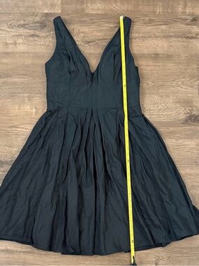 Carmen Marc Valvo Black V-Neck Pleated Fit-and-Flare Dress Size 8